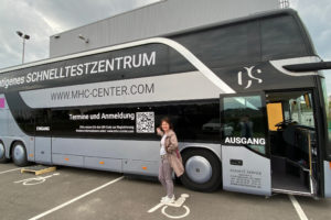 Birgit Meckel am Schnelltestbus
